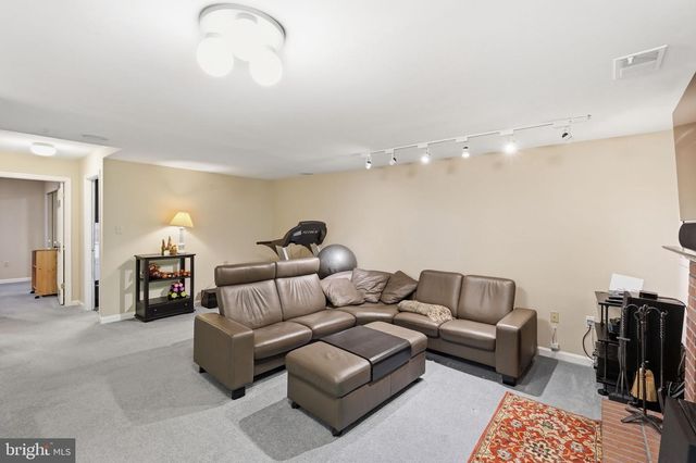 6086 HEATHERWOOD DR, Alexandria, VA 22310