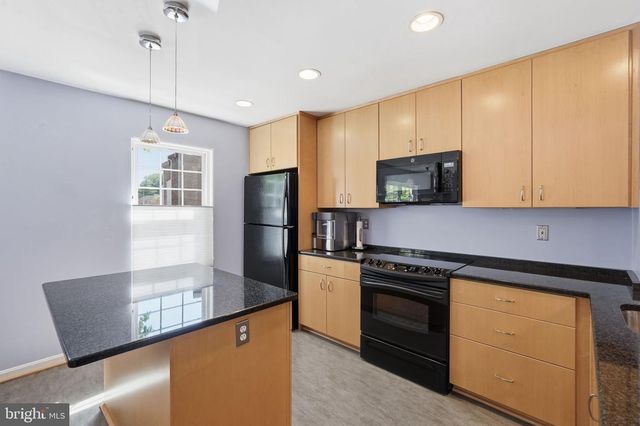 6086 HEATHERWOOD DR, Alexandria, VA 22310