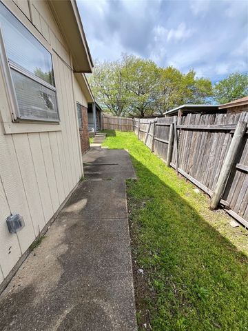 1435 BROOK MEADOW Circle, Lancaster, TX 75134