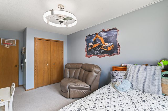 1415 Sycamore Lane N, Plymouth, MN 55441
