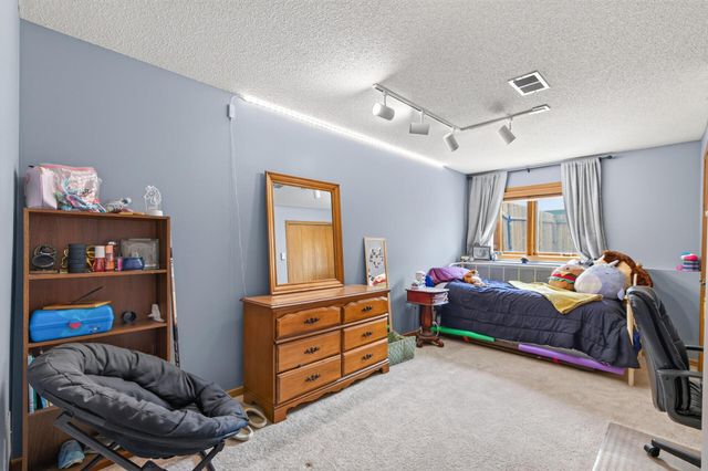 1415 Sycamore Lane N, Plymouth, MN 55441