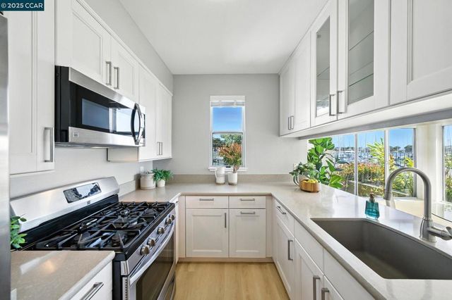 505 Commodore Dr, Richmond, CA 94804