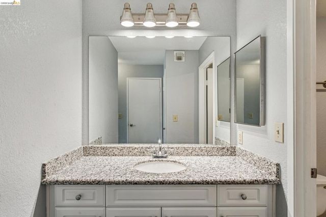 600 Canyon Oaks Drive F, Oakland, CA 94605