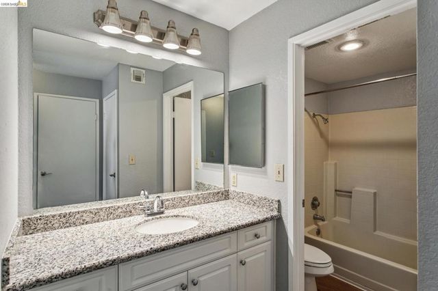 600 Canyon Oaks Drive F, Oakland, CA 94605