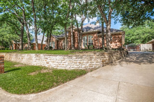 3624 Chateaux Lane, Hurst, TX 76054