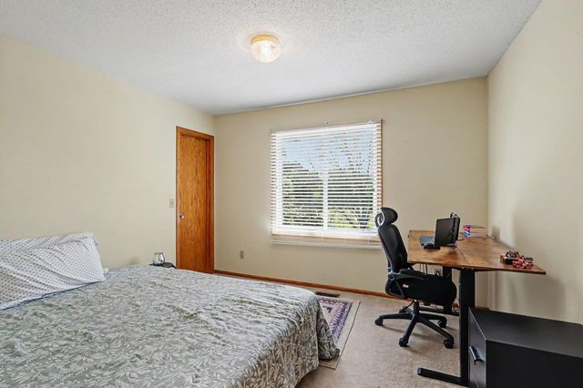 1207 Dakota Street S, Shakopee, MN 55379