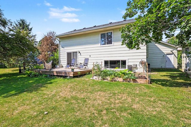 1207 Dakota Street S, Shakopee, MN 55379