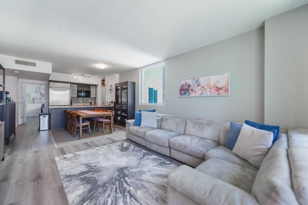 Image 4 of property listing at 55 SE 6th St 2110, Miami, FL 33131