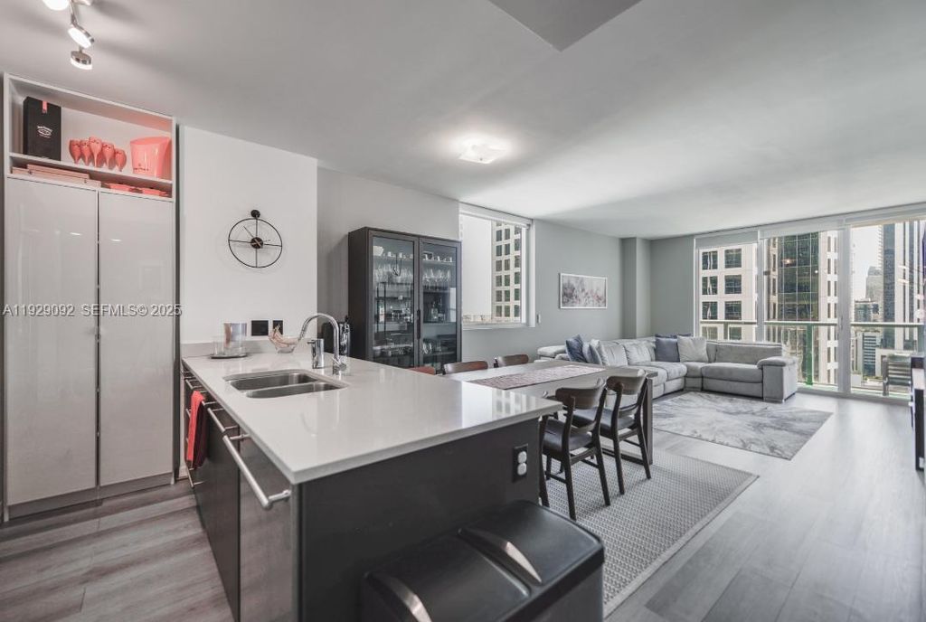 Image 8 of property listing at 55 SE 6th St 2110, Miami, FL 33131