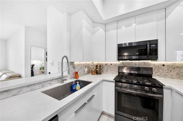 533 S St Andrews Place 408, Los Angeles, CA 90020
