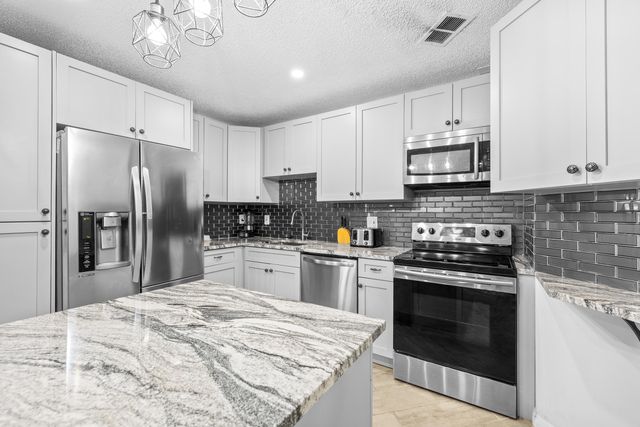 2083 NE Collins Circle 8-100, Jensen Beach, FL 34957