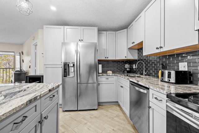 2083 NE Collins Circle 8-100, Jensen Beach, FL 34957