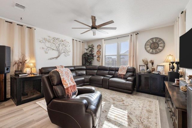 150 Seattle Slew DR, Jarrell, TX 76537