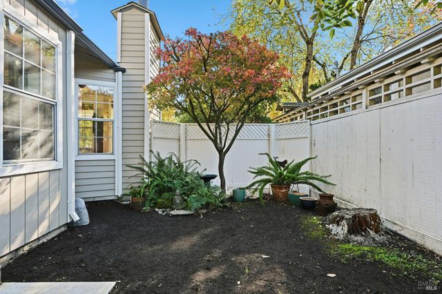 735 Carr Ave, Santa Rosa, CA 95404