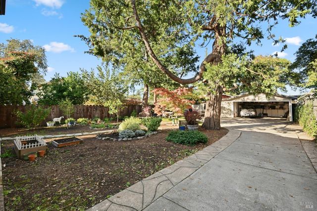 735 Carr Ave, Santa Rosa, CA 95404