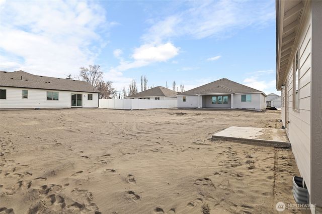 215 Lessor Loop, Moses Lake, WA 98837