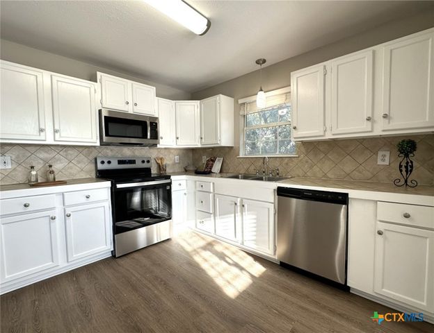 123 Poolside Drive, Canyon Lake, TX 78133