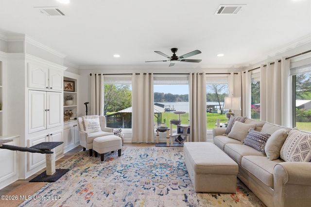 376 W Lake Road, Hattiesburg, MS 39402