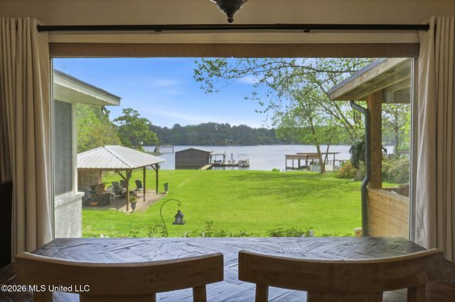 376 W Lake Road, Hattiesburg, MS 39402