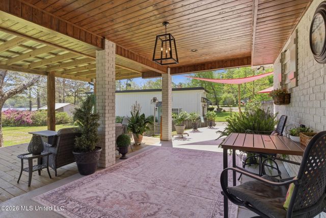 376 W Lake Road, Hattiesburg, MS 39402