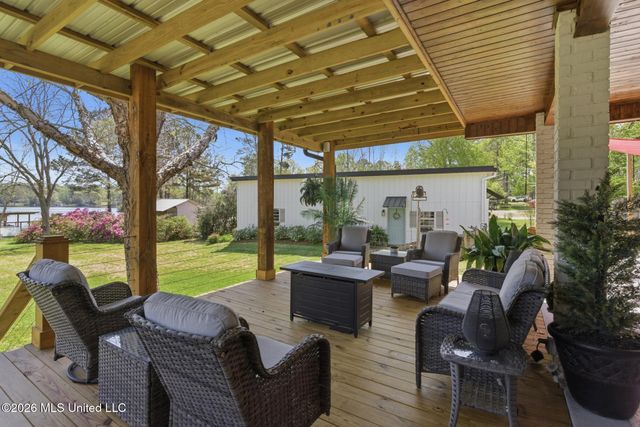 376 W Lake Road, Hattiesburg, MS 39402