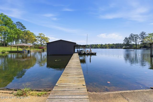 376 W Lake Road, Hattiesburg, MS 39402