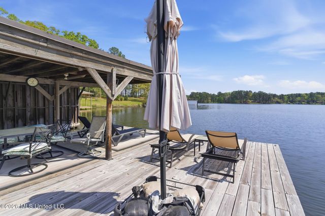 376 W Lake Road, Hattiesburg, MS 39402