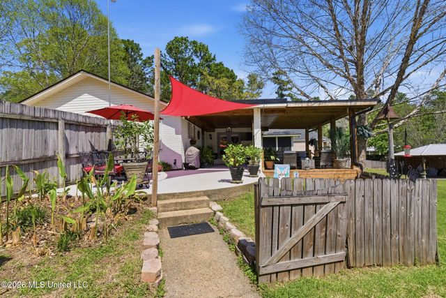 376 W Lake Road, Hattiesburg, MS 39402