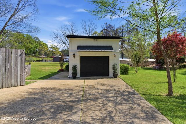 376 W Lake Road, Hattiesburg, MS 39402