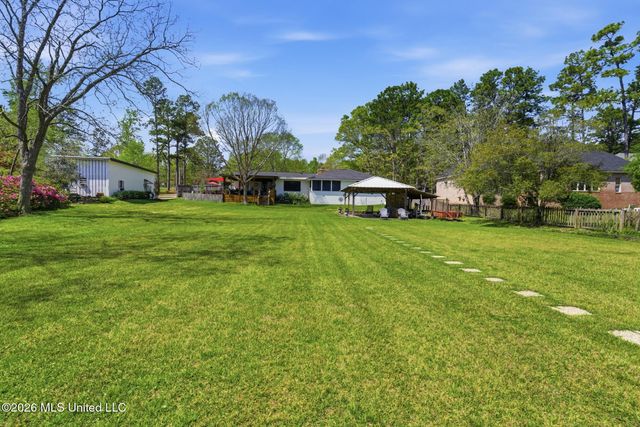 376 W Lake Road, Hattiesburg, MS 39402