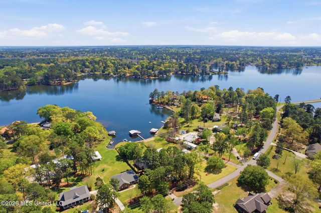 376 W Lake Road, Hattiesburg, MS 39402