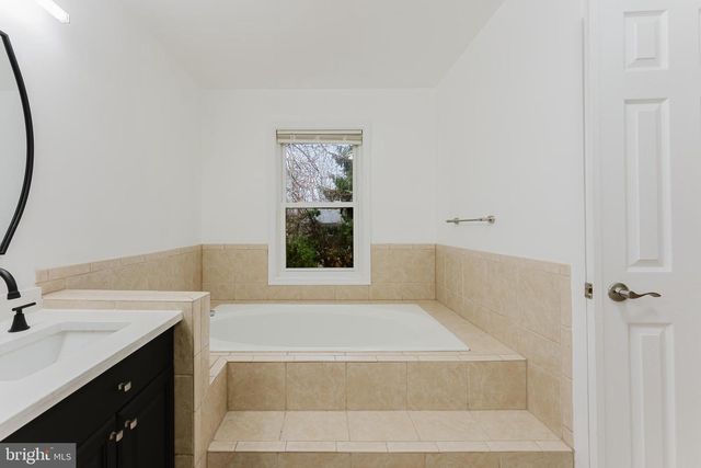 4664 BRADDOCK GREEN CT, Fairfax, VA 22032