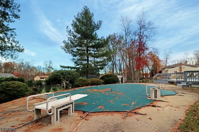 13 Hanover Rd, East Hanover Twp., NJ 07936