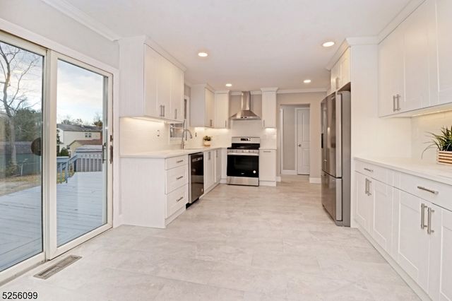 13 Hanover Rd, East Hanover Twp., NJ 07936