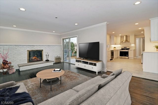 13 Hanover Rd, East Hanover Twp., NJ 07936