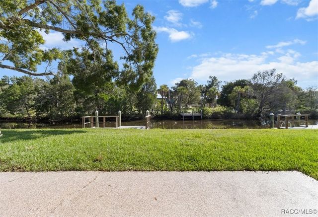 11286 W Bayshore Drive, Crystal River, FL 34429