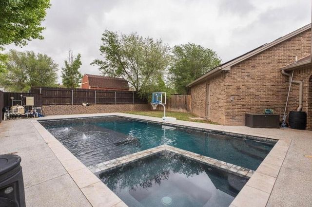 8 W Lakeshore Drive, Ransom Canyon, TX 79366