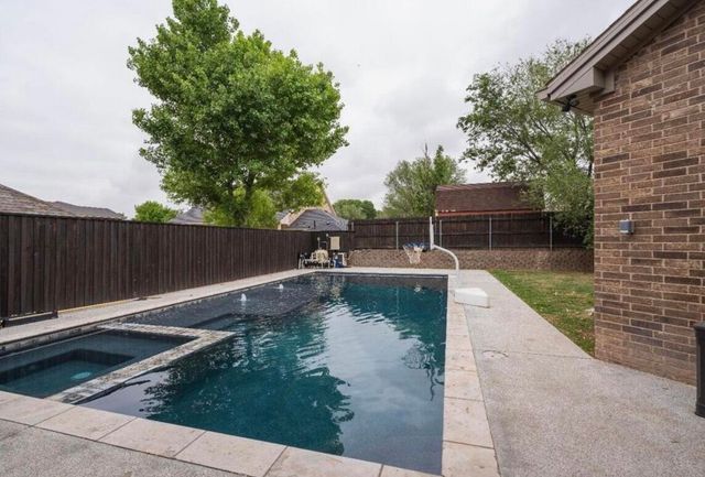 8 W Lakeshore Drive, Ransom Canyon, TX 79366