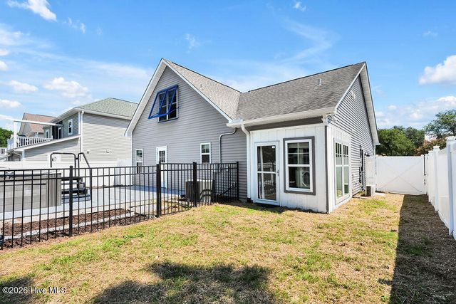 127 NE 15th St, Oak Island, NC 28465
