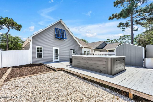 127 NE 15th St, Oak Island, NC 28465