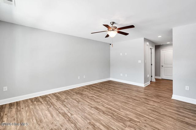 127 NE 15th St, Oak Island, NC 28465