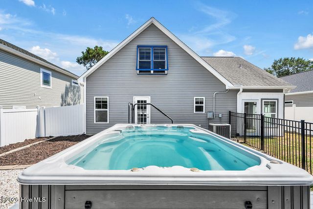 127 NE 15th St, Oak Island, NC 28465