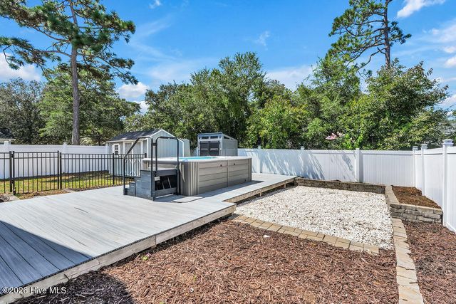 127 NE 15th St, Oak Island, NC 28465