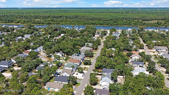 127 NE 15th St, Oak Island, NC 28465