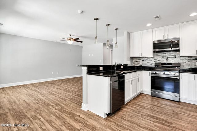 127 NE 15th St, Oak Island, NC 28465