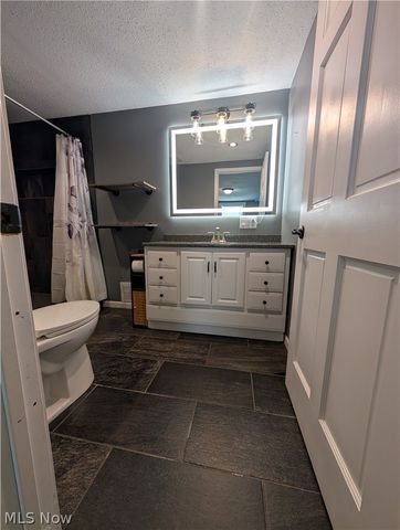 3032 Bell Wick Rd, Hubbard, OH 44425