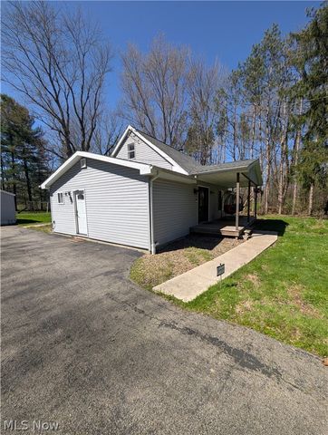 3032 Bell Wick Rd, Hubbard, OH 44425