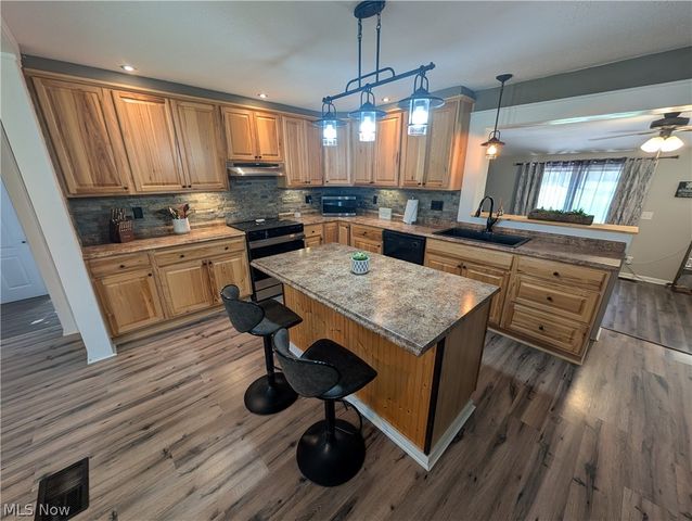 3032 Bell Wick Rd, Hubbard, OH 44425