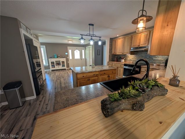 3032 Bell Wick Rd, Hubbard, OH 44425
