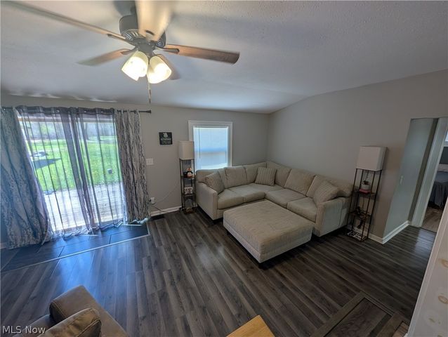 3032 Bell Wick Rd, Hubbard, OH 44425
